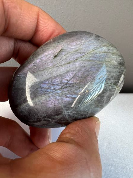 Labradoriet - Labradoriet palmsteen - Labradoriet handsteen - Labradorite - Palmstone - Handstone - Paarse flash